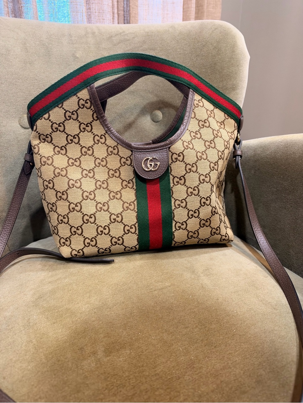 Small Gucci Giglio GG Supreme Canvas Shoulder Bag with Green and Red Web